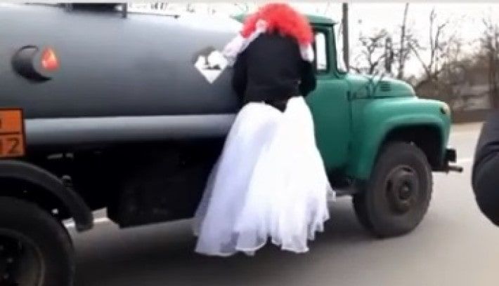 Курьезы. В Мелитополе "невеста" сбежала со свадьбы на бензовозе (видео)
