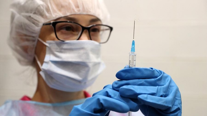Вакцинировать от коронавируса предлагают уже в аптеках