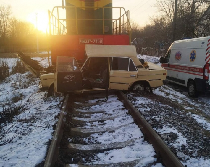 В Виннице поезд на скорости протаранил авто с молодым водителем: фото с места
