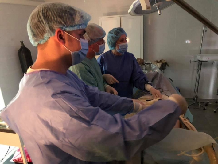 Репортаж из операционной – в Мелитополе хирурги показали, как спасают людей на новом оборудовании (фото)