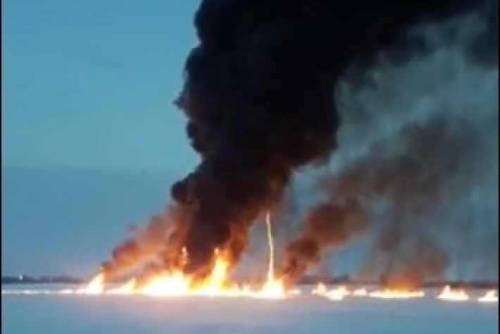 Из-за протечки на трубопроводе «СибурТюменьГаза» больше 10 часов горит Обь — видео мощного пожара