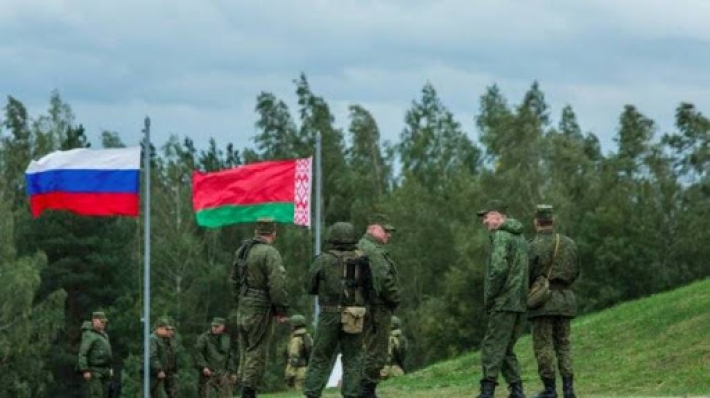 Россия запланировала военные учения с Беларусью и назвала их "миротворческими"
