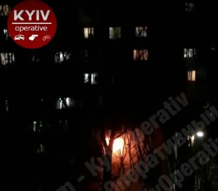 В Киеве в многоэтажке вспыхнул сильный пожар: первые подробности, фото и видео