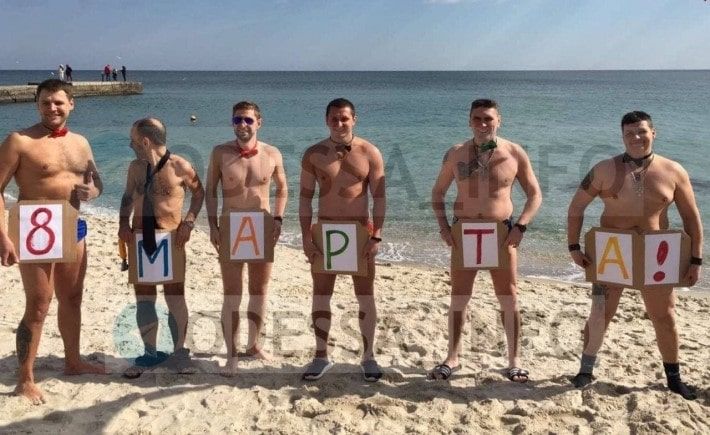 В Одессе мужчины разделись на пляже, чтобы поздравить женщин с 8 Марта (фото)