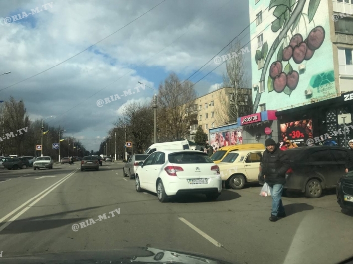 В Мелитополе возле рынков не проехать - водители паркуются в два ряда (фото, видео)