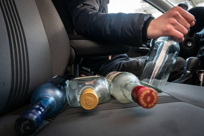 В Мелитополе пьяный водитель среди белого дня таранил стоящий автомобиль