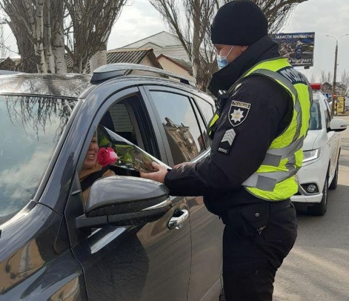 В Запорожской области патрульные раздавали женщинам цветы (фото)
