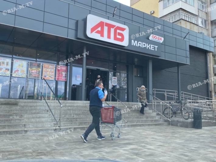 В Мелитополе охраннику супермаркета пришлось с рацией гнаться за покупателями по улице (фото)