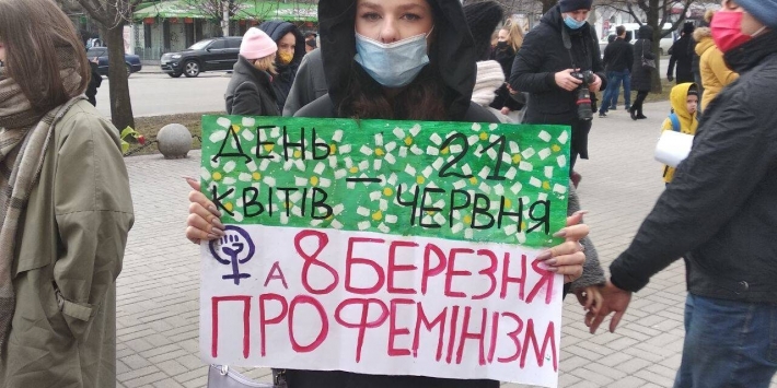 В Запорожье под горсоветом женщины провели акцию (фото)