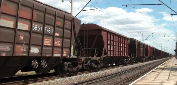 В Кривом Роге грузовик столкнулся с поездом: много пострадавших