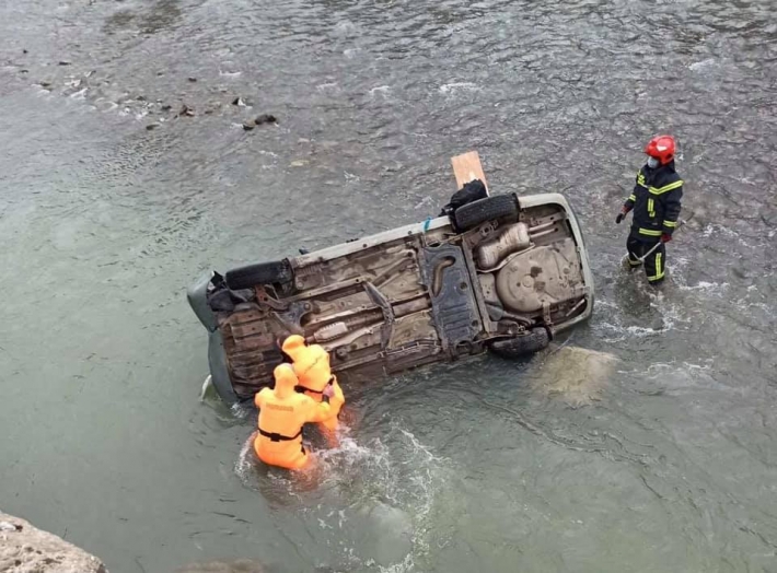 Под Львовом авто с пьяным водителем слетело в реку - погибла женщина, фото и видео