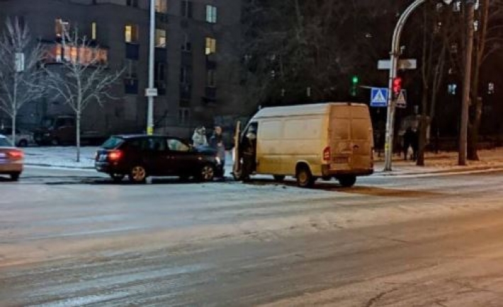 В Киеве произошло серьезное ДТП с микроавтобусом: подробности и фото