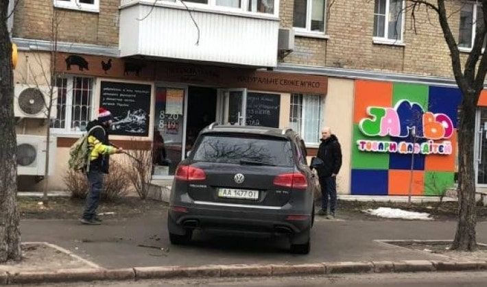 В Киеве "герой парковки" перекрыл машиной тротуар и устроил драку из-за замечания: фото