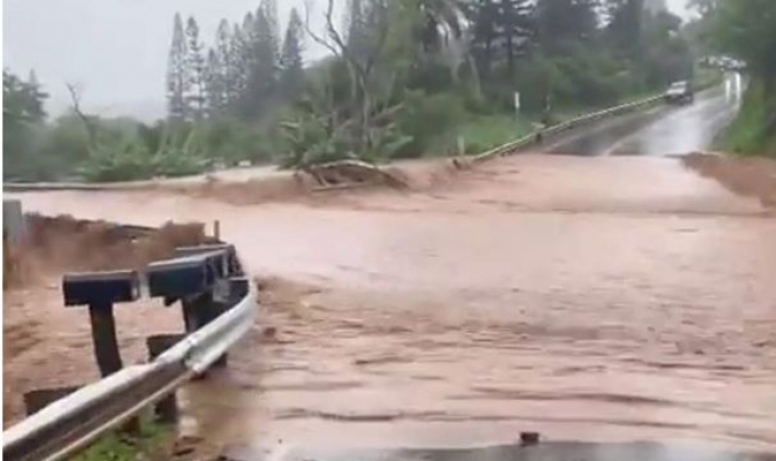 На Гавайях объявлена эвакуация из-за угрозы прорыва дамбы (видео)