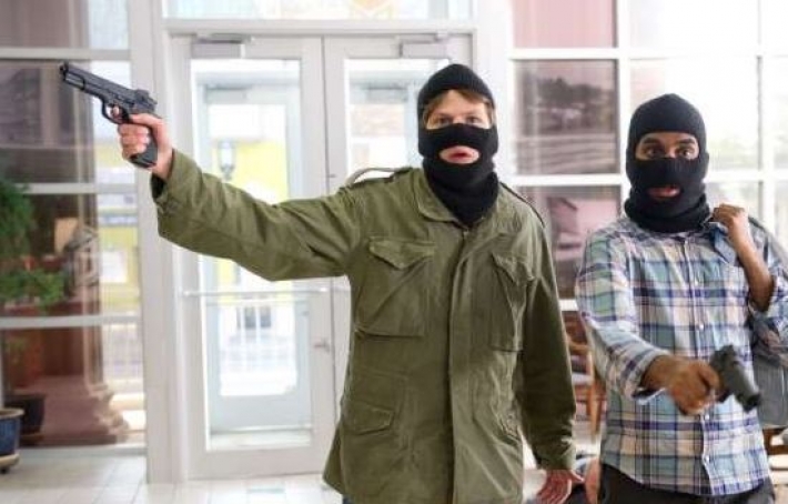 Под Днепром двое мужчин ограбили АТБ: продавщица выбила пистолет из рук преступника