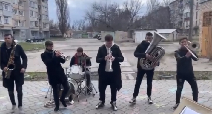 В Мелитополе студенты  устроили концерт во дворе многоэтажки (видео)