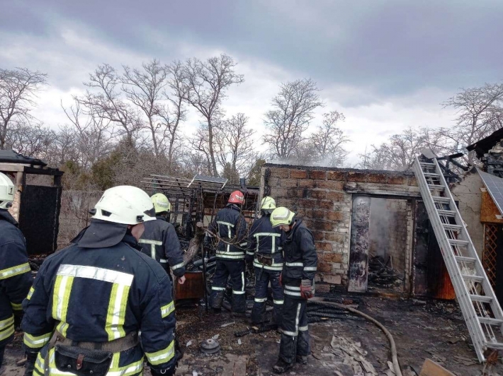 В Запорожье 19 спасателей тушили пожар на крыше жилого дома (фото)