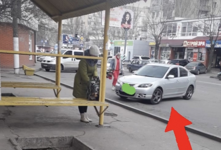 В Мелитополе водитель припарковался прямо на остановке (фото)