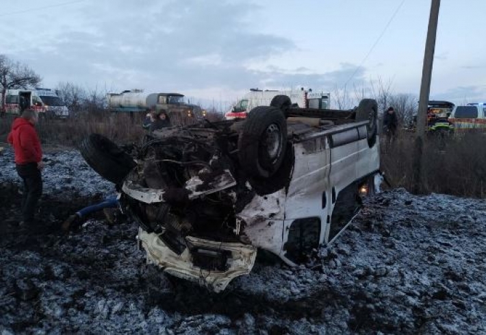 Под Харьковом микроавтобус попал в жуткое ДТП: есть погибший, много пострадавших, фото