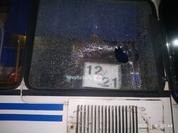 В Запорожской области неизвестный разбил бутылкой окно автобуса с пассажирами (фото)