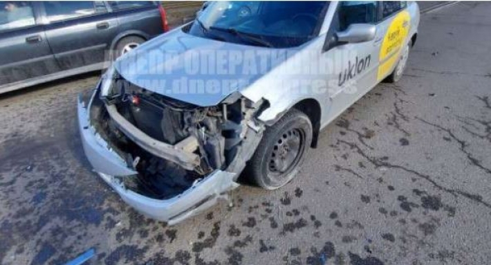 В Днепре на улице Каруны столкнулись Chevrolet и такси службы Uklon: подробности, фото
