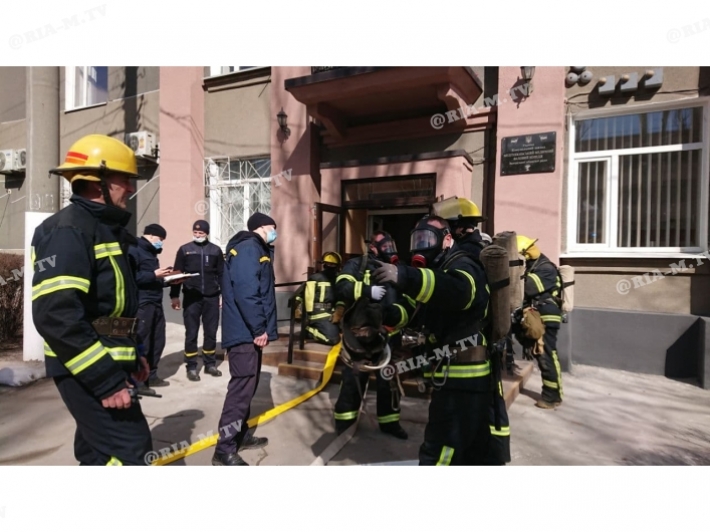 Пожар в медколледже в Мелитополе тушили 18 спасателей и три спецмашины (фото, видео)
