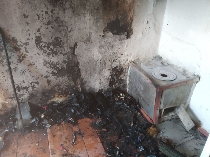 Из-за печного отопления в Запорожской области загорелся частный дом (фото)