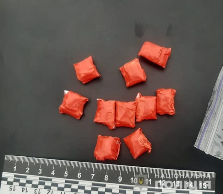 У студента запорожского ВУЗа обнаружили 40 закладок с психотропным веществом (фото)