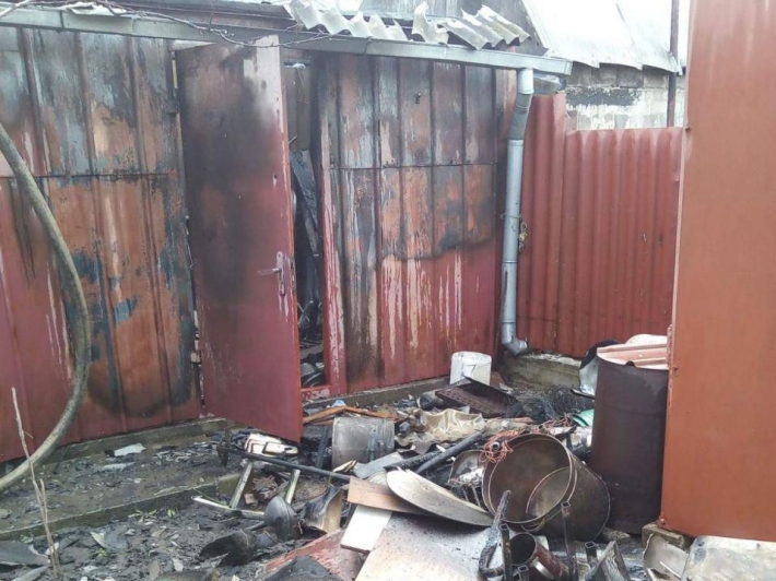 В Запорожье по неизвестным причинам сгорел гараж (фото)