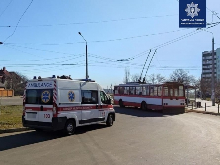 В Николаеве военный жестоко избил женщину-водителя троллейбуса из-за купюры (Фото)