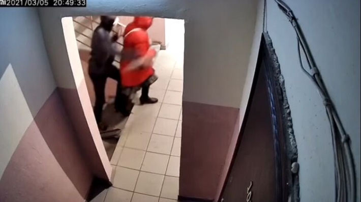 Появилось видео, как в киевском подъезде грабитель напал на пожилую женщину