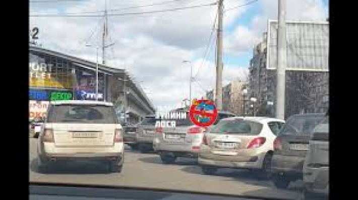 В Киеве неадекватный "герой парковки" угрожал водителю пистолетом и чуть не устроил ДТП: видео