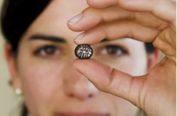 Археологи обнаружили в Израиле печать библейской эпохи - принадлежала женщине: фото