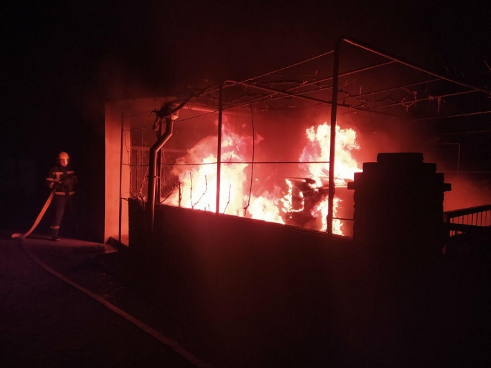 В Мелитопольском районе во дворе частного дома сгорел автомобиль (фото)