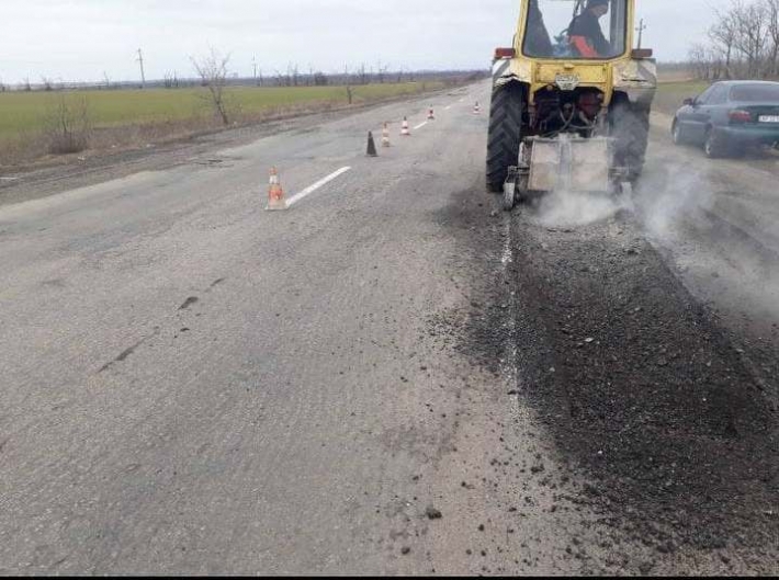 В Мелитопольском районе ликвидируют ямы на дорогах -  водителей просят быть внимательными (фото)