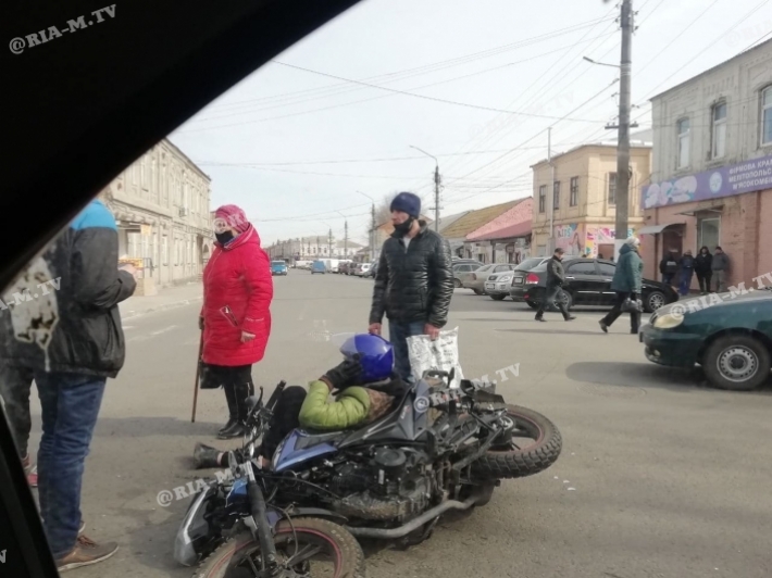 В Мелитополе мотоциклист влетел в Ниву (фото, видео)