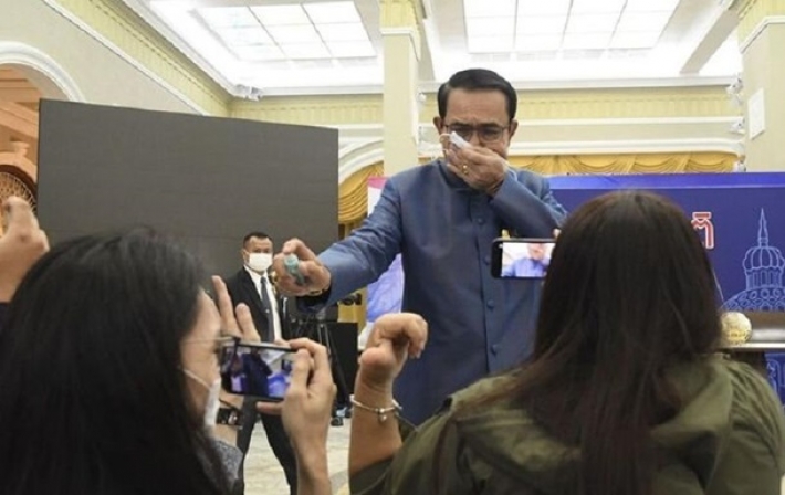 Премьер Таиланда обрызгал журналистов антисептиком в ответ на 