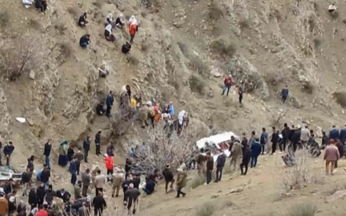 В Турции автобус со школьниками сорвался с 300-метровой скалы: двое погибших (Видео)