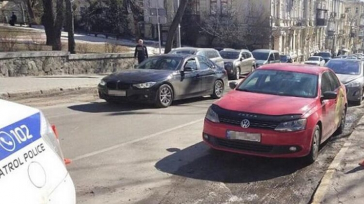 В центре Киева два водителя вступили в перепалку, которая закончилась поножовщиной