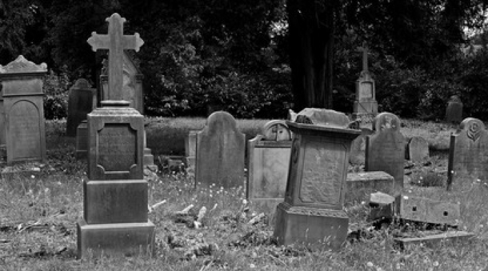 Женщина убирала во дворе и нашла жуткое надгробие 19 века