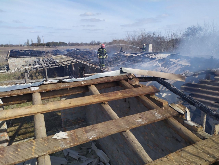 В Запорожской области тушили масштабный пожар в ангаре (фото)