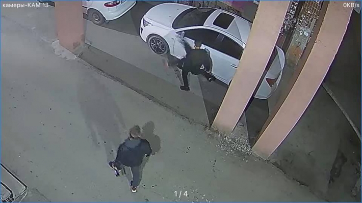В Запорожье мужчина повредил припаркованный автомобиль и скрылся (фото)