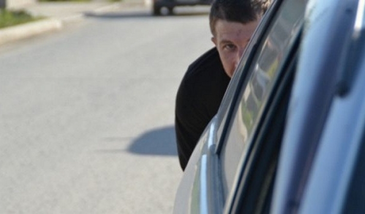 В Мелитополе водитель въехал в припаркованное авто и скрылся - момент попал на видео