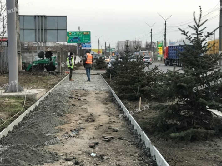 В Мелитополе вдоль объездной строят новый тротуар (фото)