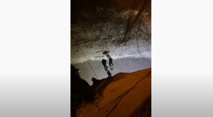 Во Львове мужчина упал с моста и погиб (Видео 18+)