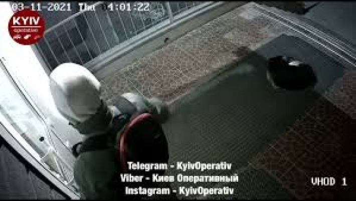 Забрал даже санки и ношеную обувь: в Киеве на видео сняли необычного вора