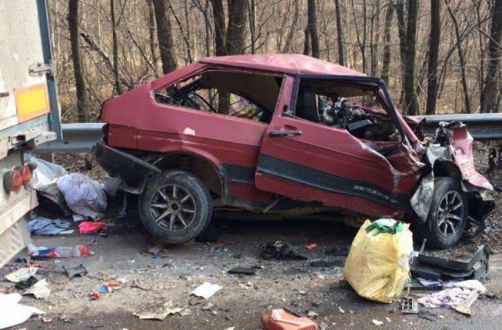 На трассе Киев-Чоп грузовик превратил авто в груду металла: фото с места трагедии