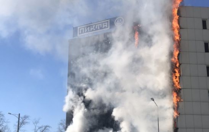 В России огонь охватил здание ТЦ - черный столб дыма виден издалека: жуткие фото и видео
