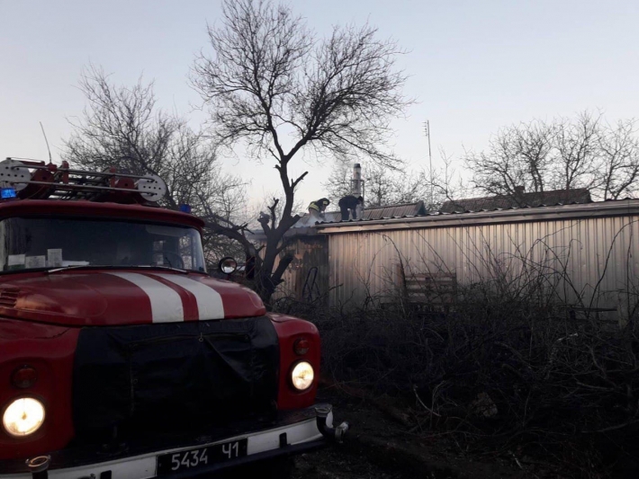 В Запорожском районе из-за замыкания электропроводки начался пожар на территории частного дома (фото)