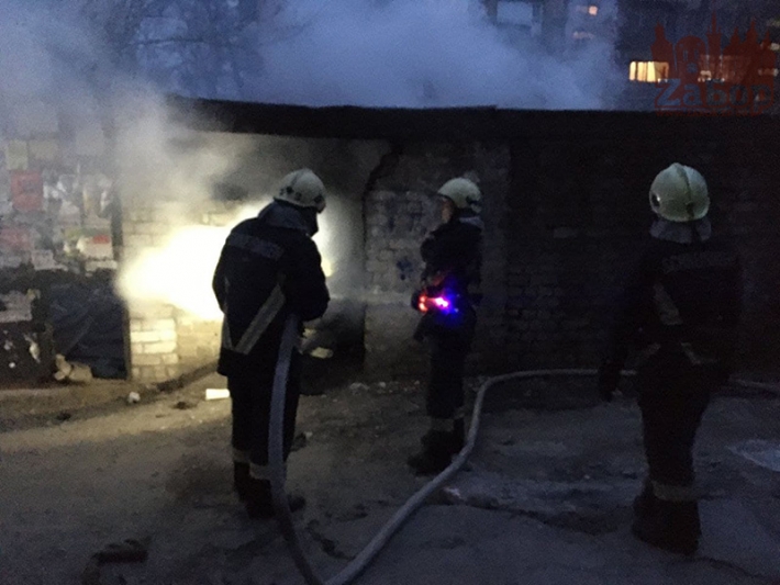 В Запорожье спасатели выманивали мужчину из горящего здания (фото, видео)
